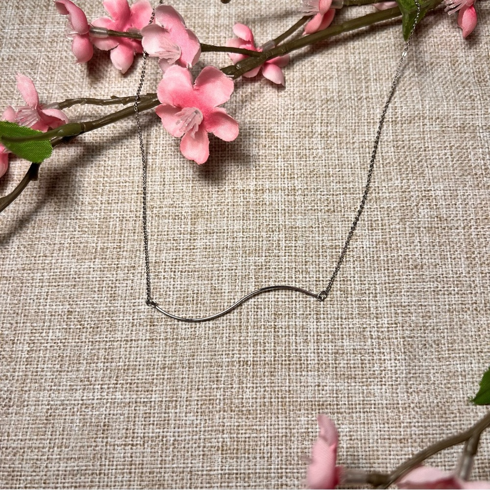 VINTAGE Minimalist Silver Chain Necklace with Wave-Shaped Bar